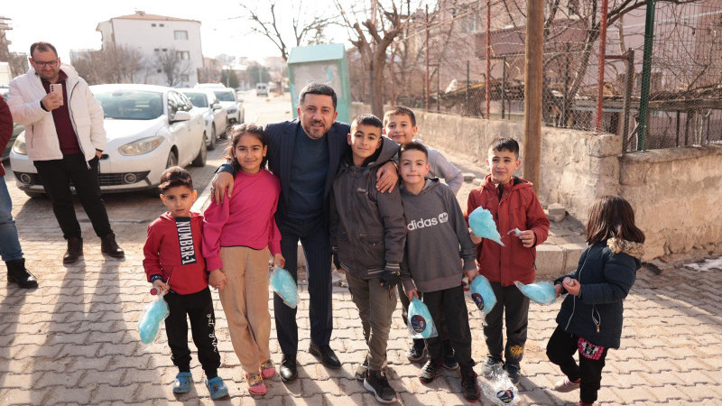 Belediye Başkan Adayı Rasim Arı’dan öğrencilere karne hediyesi