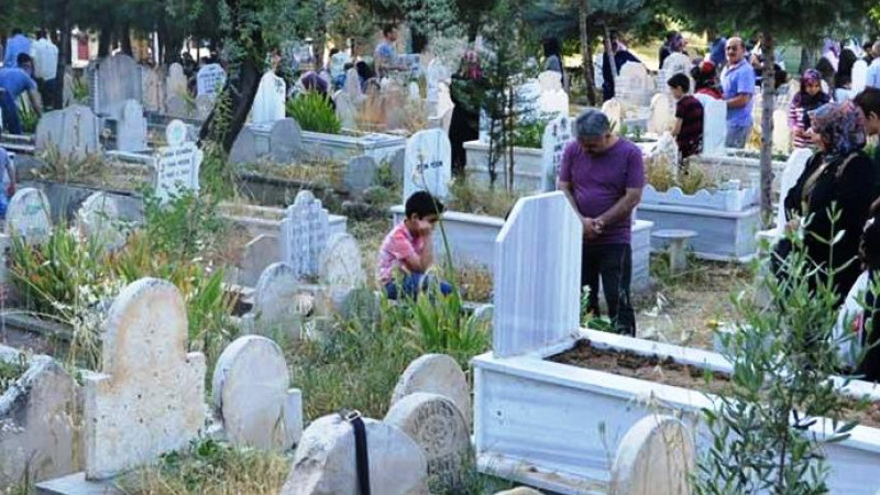 Arife Gününde Mezarlık Ziyaretleri Unutulmadı