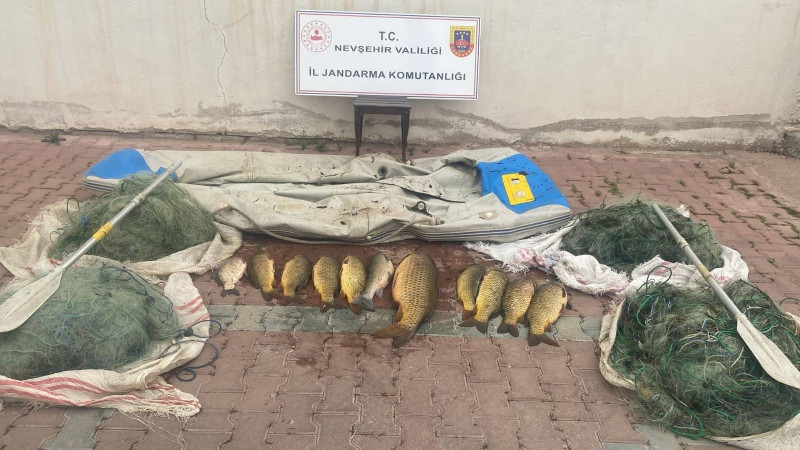 Jandarma, Kızılırmak'ta Kaçak Avlanan 4 Şüpheliyi Suçüstü Yakaladı