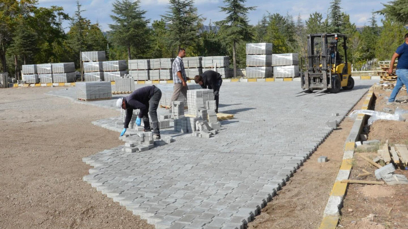 Gülşehir’de Mezarlık Yolları Kilitli Parke Taşı ile Yenileniyor