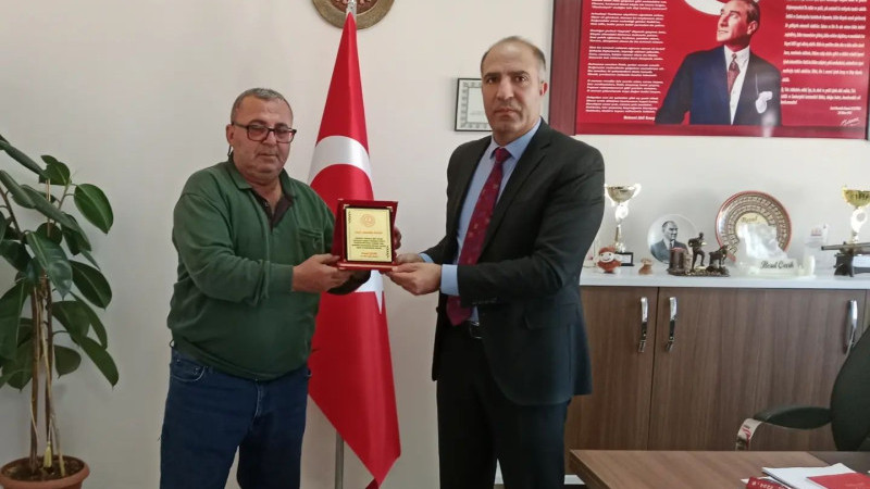 Milli Eğitim Müdüründen Emekli Personele Plaket