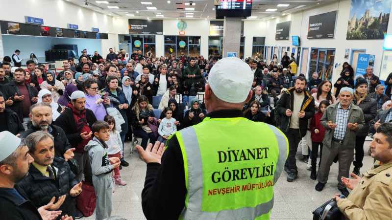 Umre Yolcuları Kutsal Topraklara Dualarla Uğurlandı