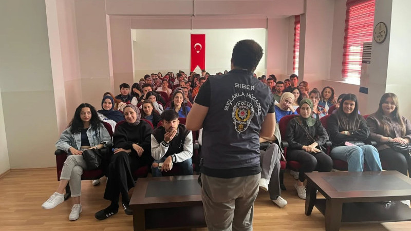 Polis, Üniversite Öğrencilerine Narkotik ve Siber Suçları Anlattı