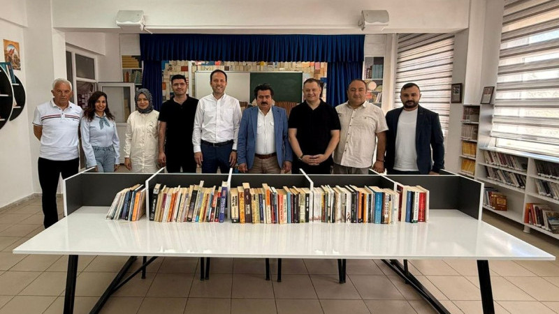 Meslek Yüksekokulu Öğrencileri Kitap Bağışında Bulundu