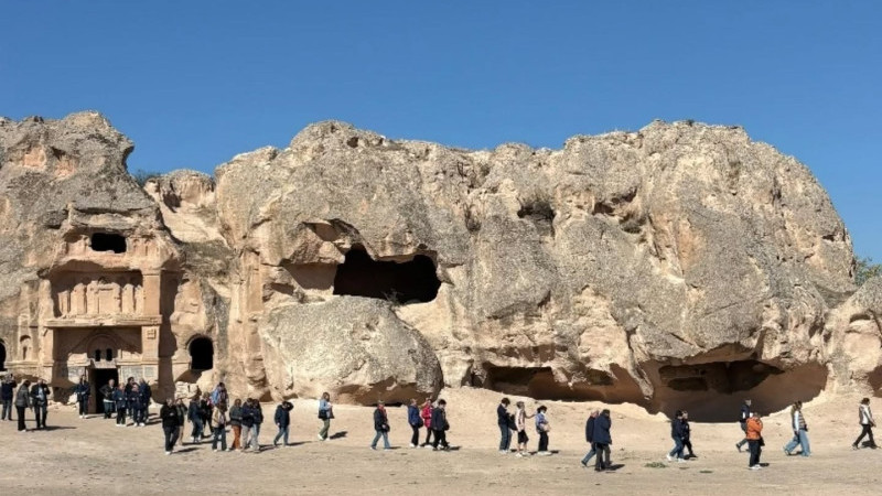 Gülşehir'in Açıksaray Ören Yeri Ziyaretçi Akınına Uğradı