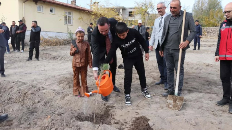 Gülşehir'de Düzenlenen Etkinlikte Fidanlar Toprakla Buluştu
