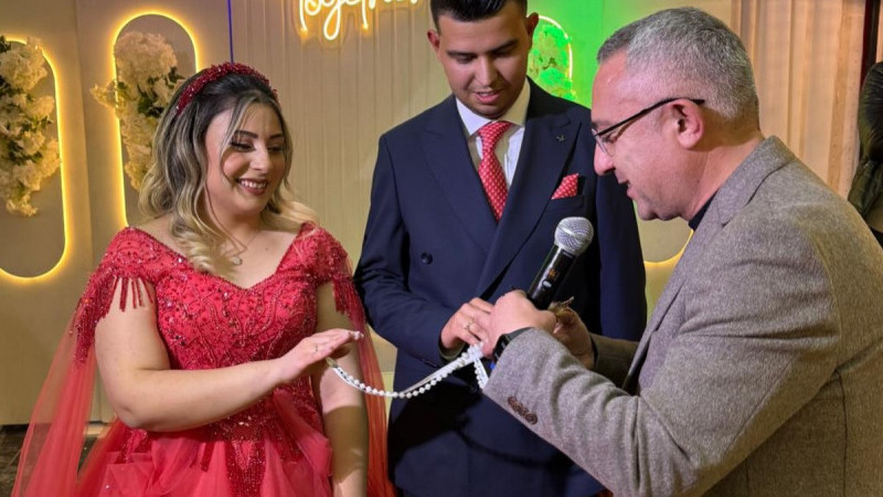 Genç Çiftin Nişan Yüzüklerini Belediye Başkanı Çiftci Taktı