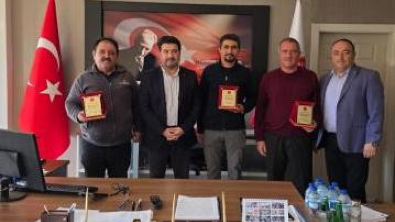 Yüksekokulun Başarılı Personeline Teşekkür Plaketi Verildi