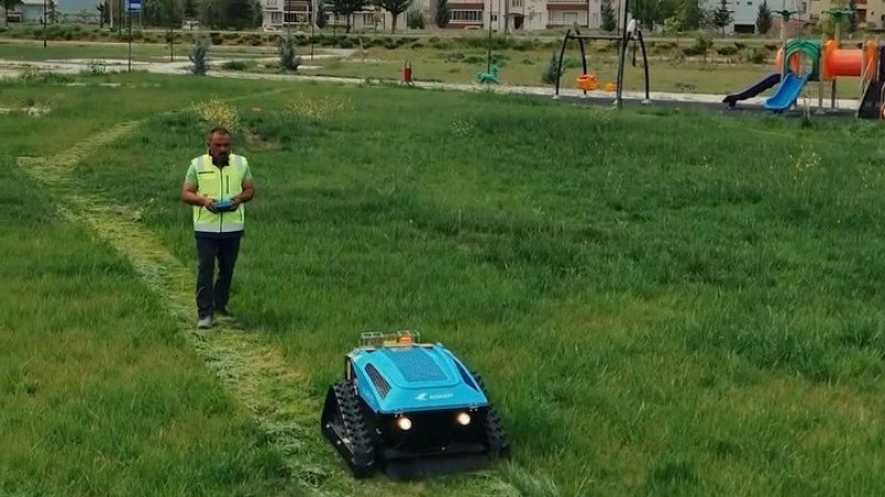Gülşehir’de Çim Biçme Robotu Yeşil Alanlarda Göreve Başladı