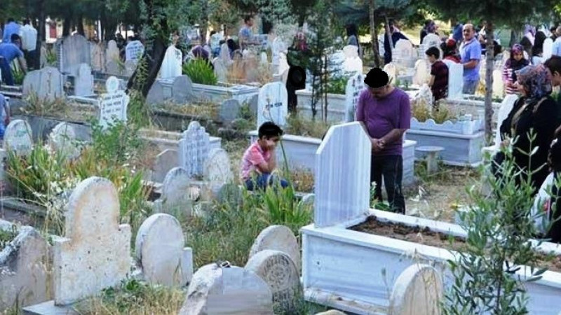 Gülşehir’de Arife Günü Kabirler Ziyaretçilerle Doldu