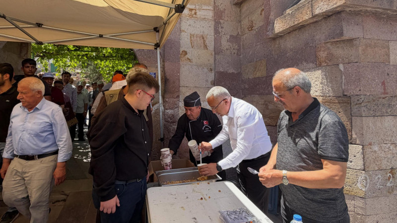 Gülşehir Belediyesi Cemaate Aşure İkramında Bulundu