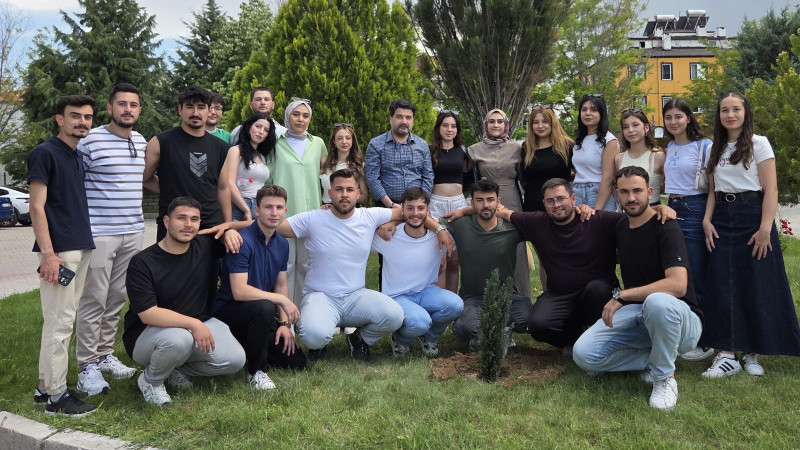 Yüksekokul Öğrencileri Mezuniyet Hatırası Fidanı Dikti