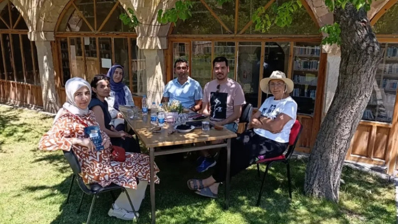 Gülşehir Kitap Kulübü Üyeleri Asılacak Kadın İçin Toplandı