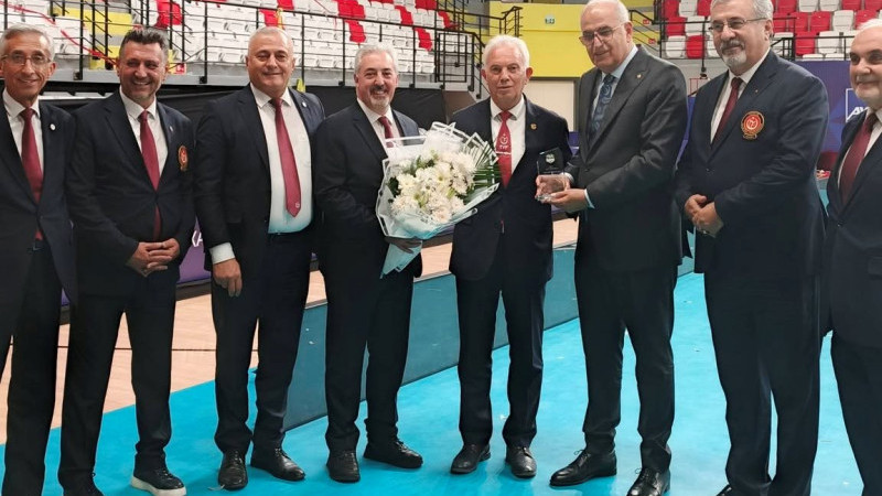 Voleybola Yıllarını Veren İlhan Ekici’ye Onur Plaketi