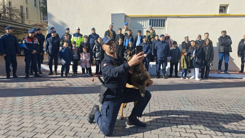 Gülşehir Jandarma Komutanlığından Minik Öğrencilere Jest